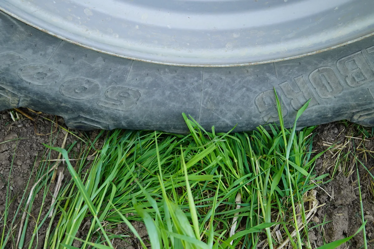 Ein Pneu mit wenig Luftdruck.